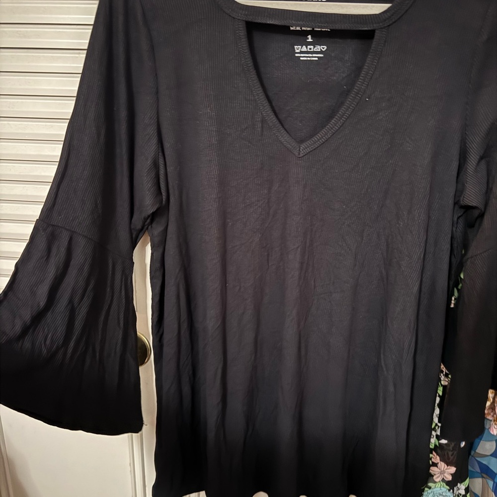 Torrid Black Ribbed 3/4 Sleeve bell sleeve Blouse size 1